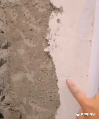 楼邦课堂 | 刷了一层白色水性漆的水泥墙面，贴砖必须要铲掉！